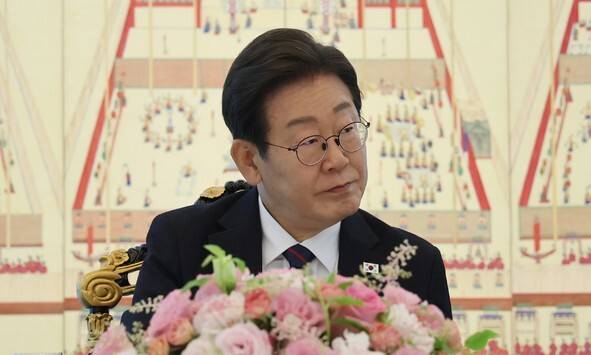 이재명 대통령이 22일 한남동 관저에서 열린 여야 지도부와의 오찬에서 김용태 국민의힘 비상대책위원장의 발언을 듣고 있다. 대통령실사진기자단