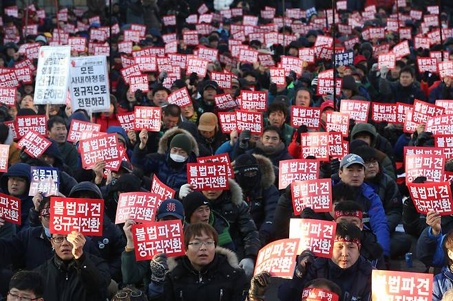 지난 2013년 1월26일 울산 북구 현대자동차 정문 앞에 모인 민주노총 조합원들이 집회를 열어 현대차의 불법파견 비정규직에 대한 정규직화 이행을 촉구하고 있다. 울산/이정아 기자 leej@hani.co.kr