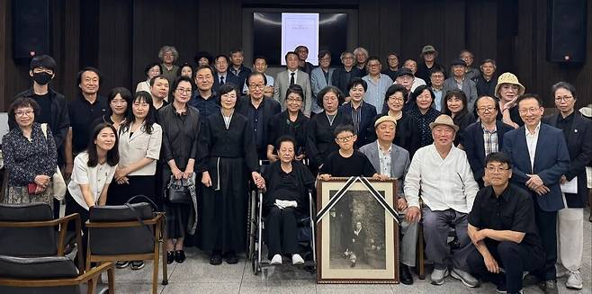 민영 시인이 지난 17일 별세했다. 다음날 저녁 서울 동대문구 삼육서울병원에서 열린 민영 시인의 추모식이 끝나고 유족과 문인들이 기념사진을 찍고 있다. 정우영 시인 제공
