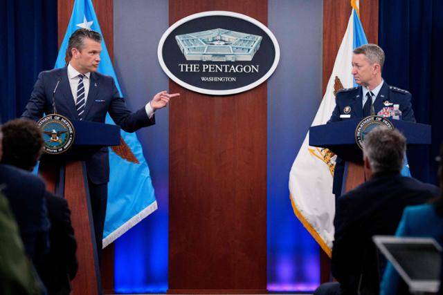 피트 헤그세스(왼쪽) 미국 국방장관과 댄 케인 미 합동참모본부 의장이 22일 버지니아주 알링턴에 위치한 국방부에서 미국의 이란 공습 작전에 대해 브리핑하고 있다. 알링턴=AFP 연합뉴스