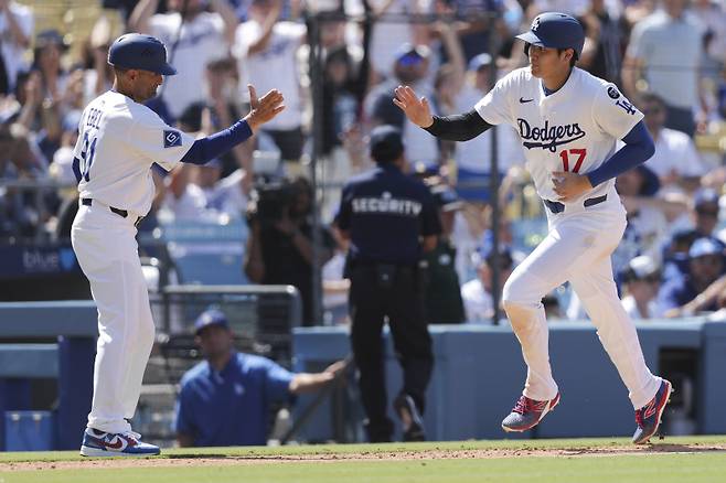 <yonhap photo-3647=""> 오타니 쇼헤이가 23일(한국시간) 워싱턴전 8회 타석에서 홈런을 친 뒤 그라운드를 돌고 있는 모습. (AP Photo/Jessie Alcheh)/2025-06-23 08:22:22/ <저작권자 ⓒ 1980-2025 ㈜연합뉴스. 무단 전재 재배포 금지, AI 학습 및 활용 금지></yonhap>