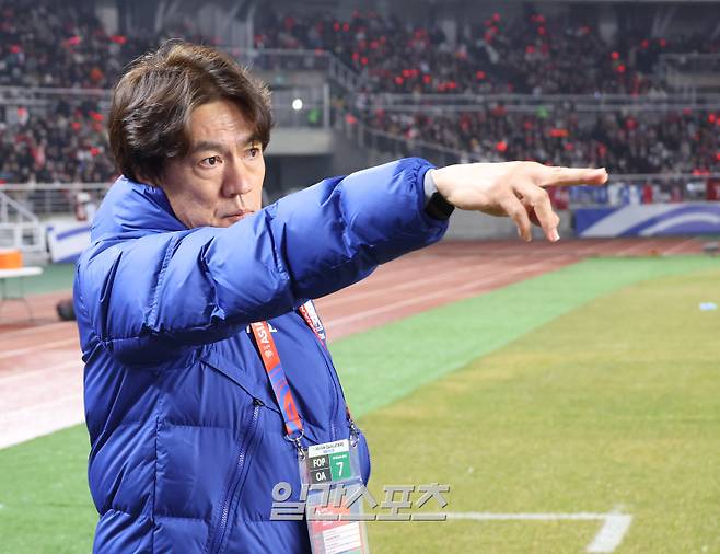 2026 FIFA 북중미 월드컵 아시아지역 3차 예선 B조 조별리그 7차전 대한민국과 오만의 경기가 20일 오후 경기 고양시 고양종합운동장에서 열렸다. 경기 시작 전 홍명보 감독이 선수들에게 손짓하고 있다. 고양=김민규 기자 mgkim1@edaily.co.kr /2025.03.20/