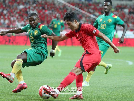 파울루 벤투 감독이 이끄는 한국 축구대표팀이 27일 오후 서울월드컵경기장에서 카메룬과 평가전을 펼쳤다. 나상호가 슛을 노리고있다. 서울월드컵경기장=정시종 기자 capa@edaily.co.kr /2022.09.27.