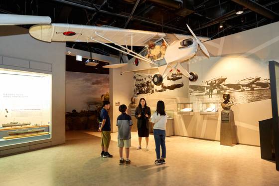 6·25전쟁 초기, 전투기가 한 대도 없었던 대한민국 공군은 연락기 후방석에서 손으로 폭탄을 던지는 등 힘겹게 싸웠다고 알려졌다.