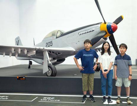 6·25전쟁에 미군과 유엔군이 참전하며 주력 항공기로 쓰게 된 'F-51D 머스탱 전투기' 앞에 선 박준후·김이솔·박건우(왼쪽부터) 학생기자.