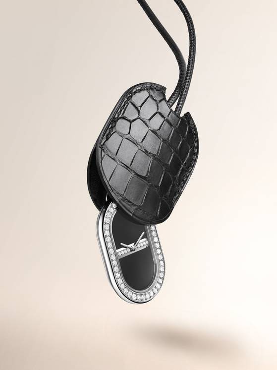 네크리스로 활용할 수 있는 브로치 형태의 마이용 리브르 워치. 사진 에르메스