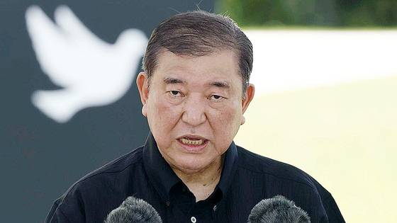 이시바 시게루 일본 총리가 23일 오키나와에서 연설을 하고 있다. 교도=연합뉴스