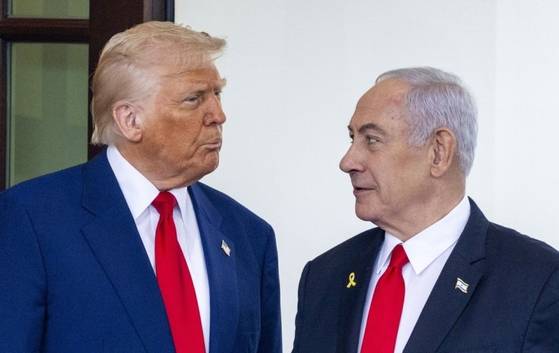 도널드 트럼프(왼쪽) 미국 대통령과 베냐민 네타냐후 이스라엘 총리. EPA=연합뉴스
