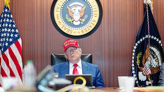 도널드 트럼프 미국 대통령이 지난 21일 워싱턴 DC의 백악관 상황실에서 이란 공습에 대한 회의를 진행하고 있다. AFP=연합뉴스