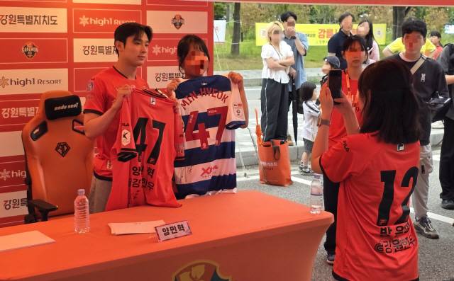 ▲ 양민혁이 지난 21일 강릉하이원아레나에서 열린 강원FC와 대구FC의 K리그1 20라운드 경기를 앞두고 팬사인회에서 팬들과 소통하고 있다. 황선우 기자