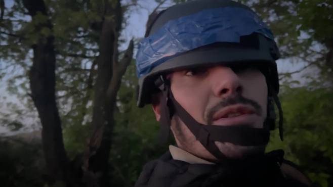 숲으로 피신한 이브라힘 나베르 벨트 기자 (출처 : Welt)