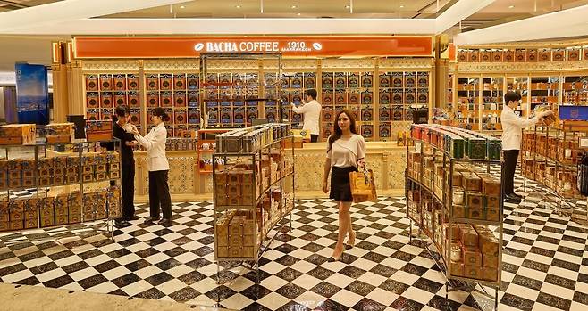 롯데 에비뉴엘 잠실점에 오픈한 바샤커피 3호점 전경./사진=롯데백화점 제공