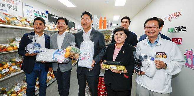 오세훈 서울시장이 23일 서울 영등포쪽방상담소에서 열린 온기창고 개소식에서 온기창고 물품을 들고 기념촬영을 하고 있다.