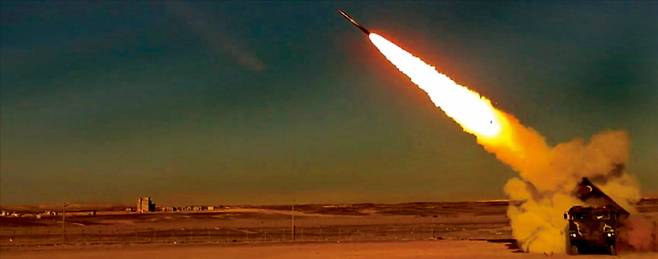 230㎜ 로켓탄 발사 장면. 코리아디펜스인더스트리 제공