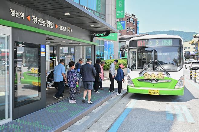 강원 정선군 정선농협 앞 버스 정류장에서 주민들이 공영버스인 ‘와와버스’를 타고 있다. 정선군 제공