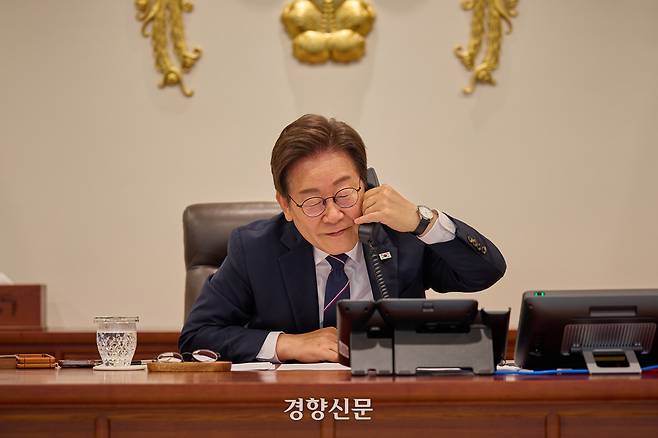 이재명 대통령은 23일 오전 서울 용산 대통령실청사에서 안와르 이브라힘 말레이시아 총리와 전화 통화를 하고 있다. 대통령실 제공