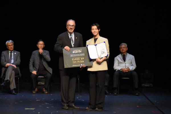 지난 22일 부산 해운대구 영화의전당에서 열린 ‘제20회 부산국제매직페스티벌’ 폐막식에서 ‘국제마술대회’ 클로즈업 부문 우승자 이부키(오른쪽)가 포즈를 취하고 있다. 부산국제매직페스티벌 제공