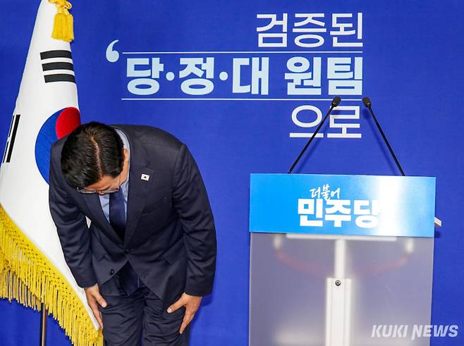 박찬대 더불어민주당 의원이 23일 서울 여의도 중앙당사에서 열린 당대표 선거 출마선언 기자회견에 참석하며 인사하고 있다.