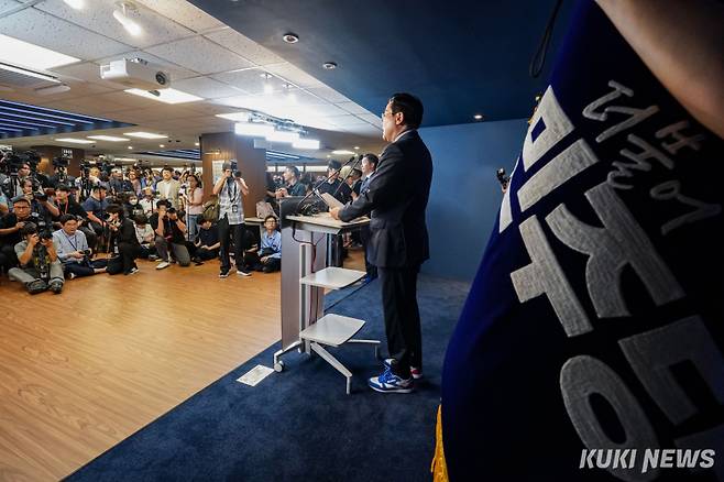 박찬대 더불어민주당 의원이 23일 서울 여의도 중앙당사에서 당대표 선거 출마를 선언하고 있다.