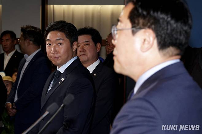 김용만 더불어민주당 의원이 23일 서울 여의도 중앙당사에서 출마선언을 하고 있는 박찬대 의원을 바라보고 있다.