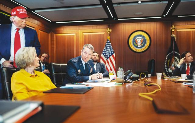 미군이 이란 핵시설 3곳을 공습한 21일(현지시간) ‘워룸(War Room)’으로 불리는 백악관 상황실에서 도널드 트럼프 대통령이 참모들과 회의하고 있다. 테이블 왼쪽부터 수지 와일스 백악관 비서실장, 댄 케인 합동참모본부 의장, J D 밴스 부통령, 마코 루비오 국무장관. 백악관이 공개한 다른 사진을 보면 피트 헤그세스 국방장관과 존 랫클리프 중앙정보국(CIA) 국장도 회의에 참석했다. EPA연합뉴스