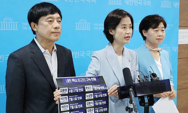 내란·외환 범죄에 대한 구속 기간을 연장하는 형사소송법 개정안을 공동발의한 더불어민주당 서영교(오른쪽)·이성윤 의원과 조국혁신당 박은정 의원(가운데)이 17일 서울 여의도 국회 소통관에서 법안에 대해 설명하고 있다. 연합뉴스