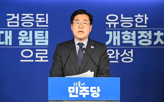 박찬대 더불어민주당 전 원내대표가 23일 서울 여의도 중앙당사에서 당대표 경선 출마를 선언하고 있다. 박 의원은 “당·정·대 관계를 원팀 수준으로 강화하겠다”고 밝혔다. 이병주 기자