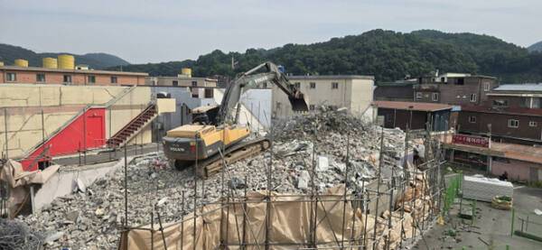 파주시가 연풍리 성매매집결지(용주골)폐쇄에 나선 가운데 규모가 가장 큰 성매매업소 1동에 대한 철거가 진행 중이다. 파주시 제공