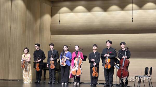 (왼쪽부터)지난 21일 막을 내린 ‘2025 평택 실내악 축제’ 앙코르 무대 후 바이올린의 김현미·김덕우·이우일·황인영, 첼로의 이정란, 비올라의 신경식·김상진, 첼로의 이강현이 객석에 인사하고 있다. 이나경기자