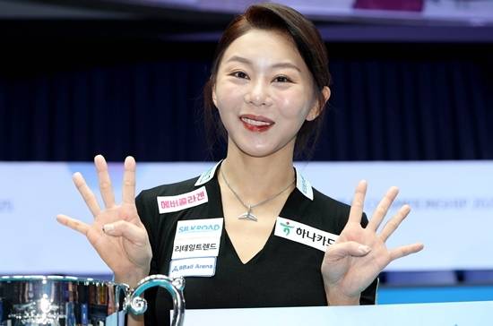 이번 우승으로 김가영은 8개대회 연속 우승 기록도 세웠다. 김가영이 손가락 여덟 개를 펴보이며 8번째 우승 기쁨을 나타내고 있다. (사진=PBA)