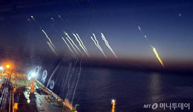 전국해상선원노동조합연맹은 호르무즈 해협을 항해 중인 한국 선박의 선원이 미사일 발사 모습이 담긴 사진을 촬영했다고 18일 밝혔다. / 사진=뉴시스