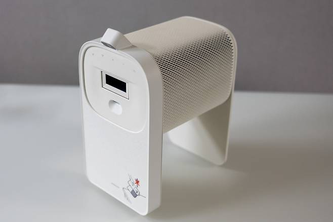 '더 프리미어5'에 터치스탠드를 결합한 모습 /사진=김남이 기자