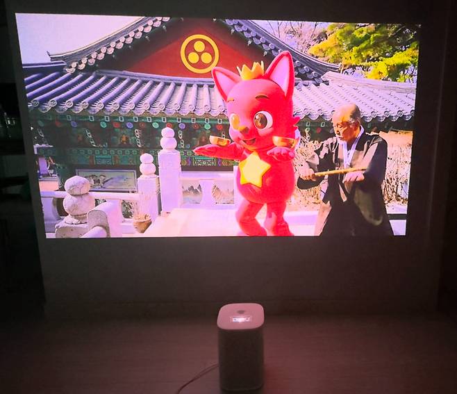 '더 프리미어5'의 본체를 사용하는 모습 /사진=김남이 기자