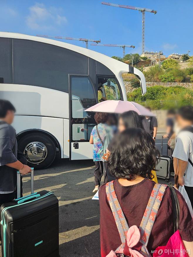 이스라엘에 체류하던 대한민국 국민 44명과 미국 국적 재외동포 1명이 23일(현지시간) 이집트에 무사히 도착했다. 재이스라엘한인회, 주이스라엘대사관, 주이집트대사관 및 재이집트한인회 간 긴밀한 공조 하에 이루어진 이번 대피는 정부에서 제공한 버스를 이용해 이스라엘-이집트 국경까지 동행 후 이스라엘 출국수속을 지원했다. 사진은 버스 탑승 대기중인 이스라엘 체류 한국인들. / 사진=외교부