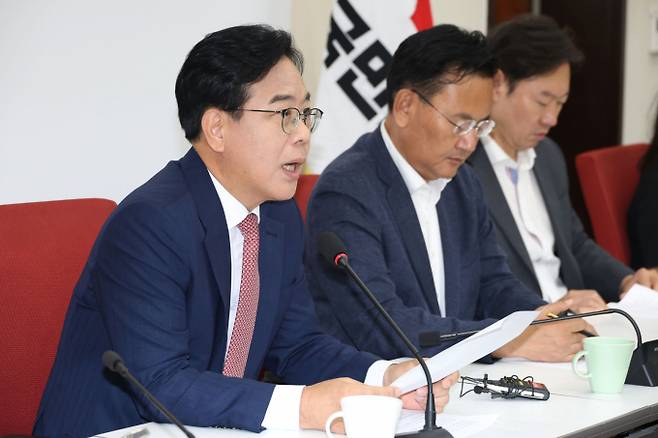 국민의힘이 23일 미국의 이란 핵시설 공습 이후 우리 경제에 미칠 영향과 대응 방안에 대해 긴급 회의를 가졌다. 사진은 지난 22일 송언석 국민의힘 원내대표가 서울 여의도 국회에서 이재명 대통령과 여야 지도부 오찬 관련 기자간담회를 하고 있는 모습. /사진=뉴스1