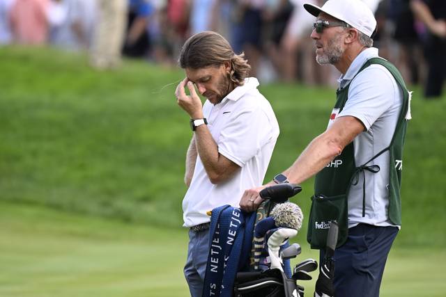 울고 싶어라… : 잉글랜드의 토미 플리트우드(왼쪽)가 23일 오전(한국시간) 미국 코네티컷주 크롬웰의 TPC 리버 하이랜즈에서 열린 PGA투어 특급대회 트래블러스 챔피언십 4라운드 18번 홀에서 자신의 준우승이 확정되자 고개를 떨구며 괴로운 감정을 애써 감추고 있다. AP 연합뉴스