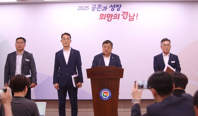 박명균(오른쪽 두번째) 경남도 행정부지사가 23일 경남도청 브리핑룸에서 ㈜마창대교와 벌인 국제중재 소송 결과를 설명하고 있다. 경남도청 제공