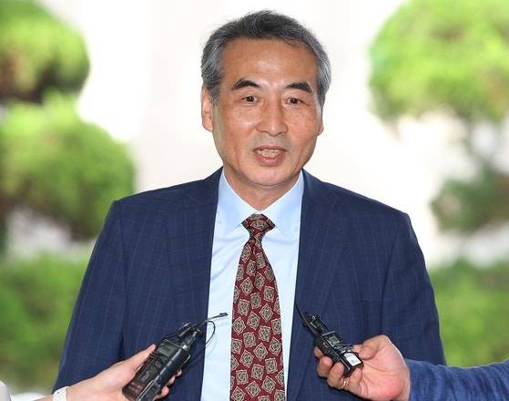 윤석열 전 대통령 부인 김건희 여사 관련 의혹을 수사하는 민중기 특별검사가 23일 서울 서초구 서초동에 마련된 임시 사무실로 출근하며 취재진 질문에 답하고 있다. 연합뉴스