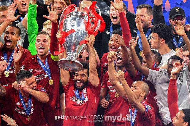 지난 2018-19시즌, UEFA 챔피언스 리그 우승 트로피를 들어 올린 모하메드 살라. /게티이미지코리아
