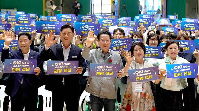 김영록 전라남도지사가 23일 오후 장성군민회관에서 열린 ‘전남문화관광해설사협회 한마음대회’ 행사에서 참석자들과 기념촬영을 하고 있다.