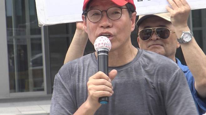 김병헌 국사교과서연구소 대표이자 위안부법폐지국민운동 대표가 수요시위 맞불 집회를 주도하는 모습.