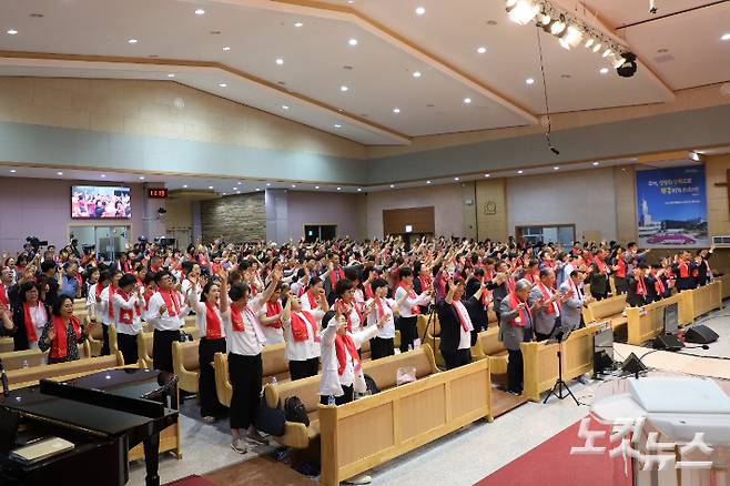 이번 성회에는 영덕군기독교연합회 소속 목회자와 성도를 비롯해 김광열 영덕군수 등 500여 명이 참여해 영덕지역의 회복을 위해 뜨겁게 기도했다. 유상원 아나운서
