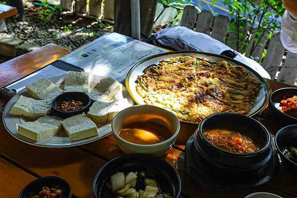 산행 후 꿀맛! 보문산 아래 '토담'에서 즐긴 푸짐한 만찬.