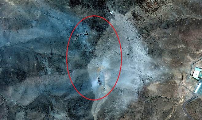 미국의 벙커버스터 공격을 받은 이란 포르도 시설에 구멍이 3개씩 2곳(빨간원)에 남아 있다. 맥사테크놀로지 제공(로이터연합뉴스)