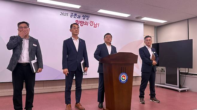 박명균 경남도 행정부지사가 마창대교 재정지원금을 두고 민간사업자와 벌인 국제중재에서 일부 승소한 내용을 설명하고 있다.