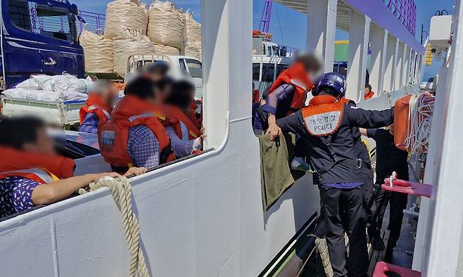 23일 오전 8시51분쯤 전남 신안군 장산도 동방 약 1㎞ 해상에서 여객선 내 승객들을 해경이 구조하고 있다. 목포해경 제공