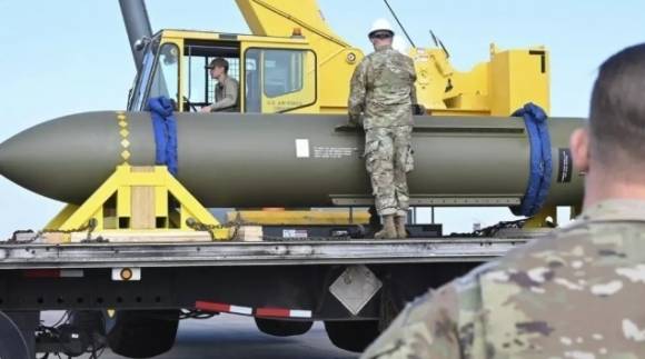 2023년 5월 2일 미공군 장병들이 미주리주 화이트먼 공군 기지에서 벙커버스터 GBU-57(대형 관통 폭탄)을 살펴보고 있다. 미 공군 제공, AP 연합뉴스