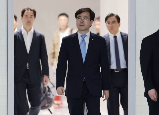 여한구(가운데) 통상교섭본부장이 22일 한미 고위급 통상 협의를 위해 인천국제공항에서 미국 워싱턴DC로 출국하고 있다. 연합뉴스