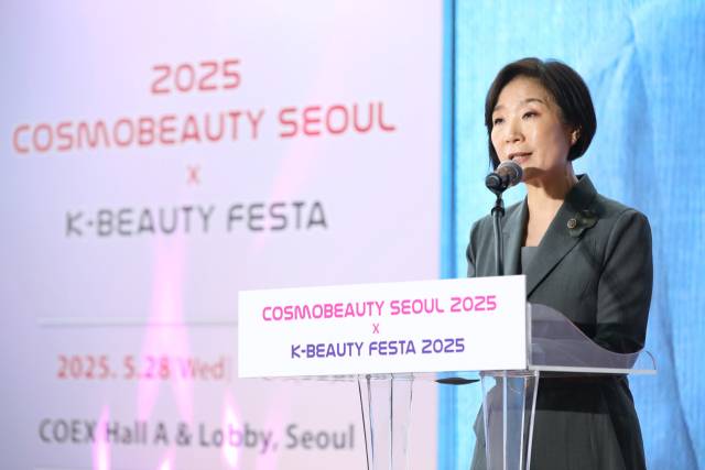 오영주 중소벤처기업부 장관이 28일 서울 강남구 코엑스에서 열린 '2025 코스모뷰티서울 X K-뷰티페스타'에서 개회사를 하고 있다. 사진 제공=중기부
