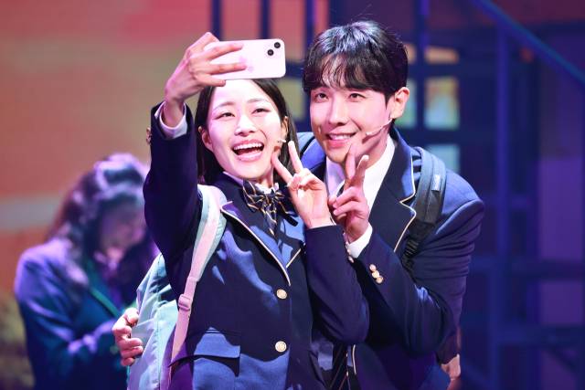 배우 이준(도루 역·오른쪽)과 장민제(마오리 역)가 19일 뮤지컬 '오늘 밤, 세계에서 이 사랑이 사라진다 해도' 프레스콜에서 주요 장면을 시연하고 있다. 연합뉴스